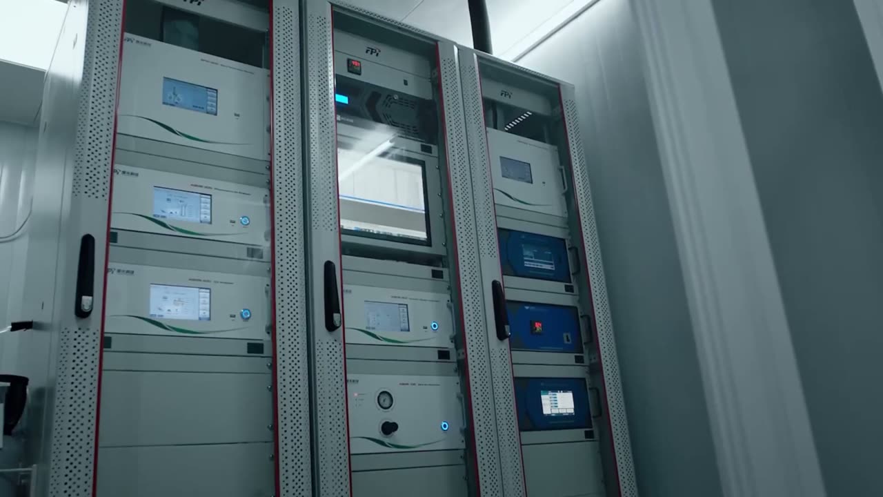 Racks de analizadores de calidad del aire en una estación de monitoreo